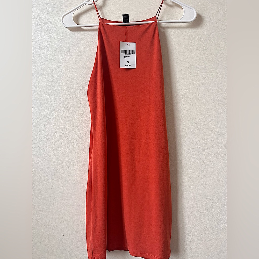 The lightening doesn’t do this beautiful dress justice! Very flattering dress!